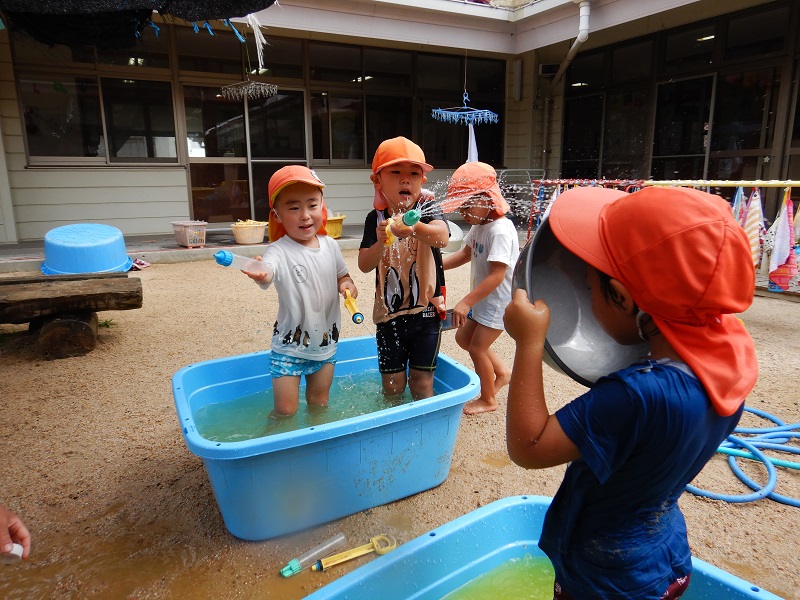 水鉄砲をする子どもたち