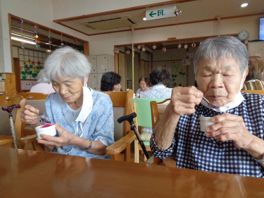 かき氷を食べる利用者