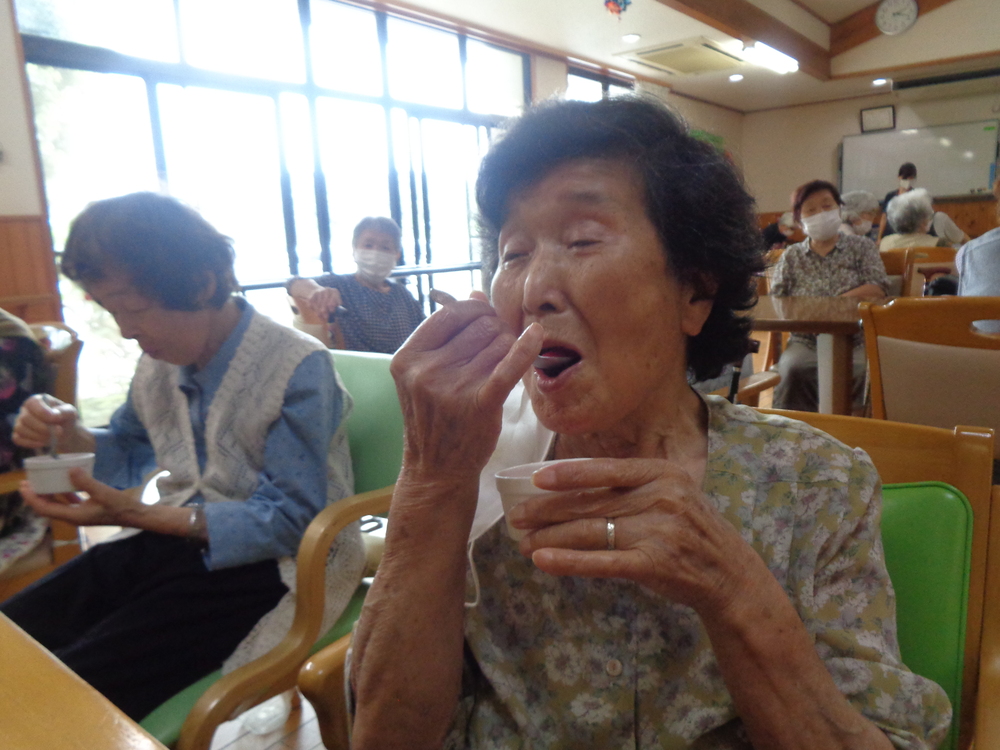 かき氷を食べる利用者