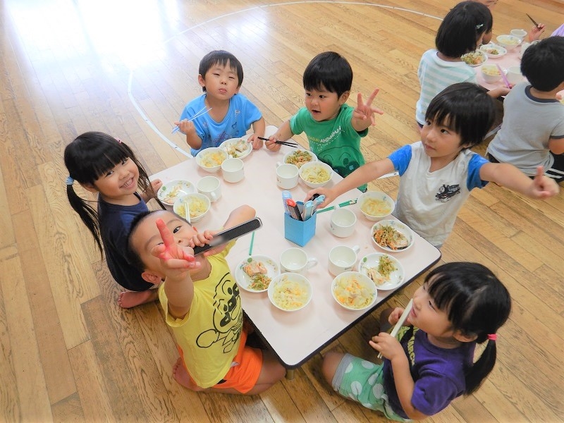 給食を食べる子どもたち