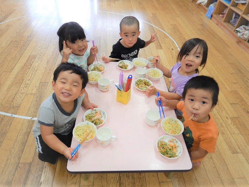 給食を食べる子どもたち