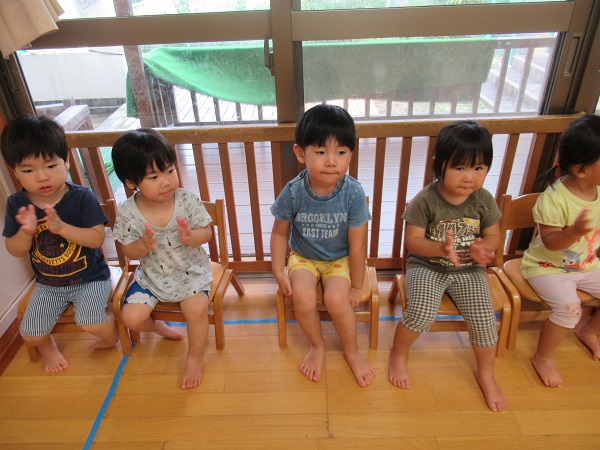 イスに座って応援する子どもたち