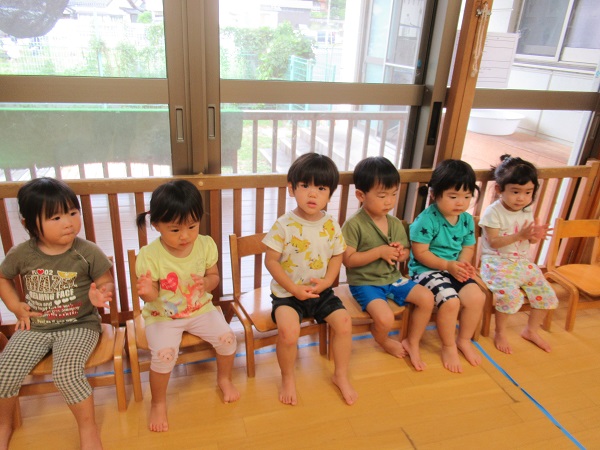 イスに座って応援する子どもたち