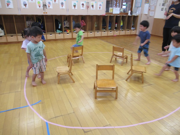 いす取りゲームをする子どもたち
