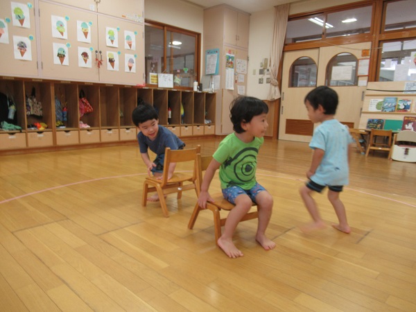いす取りゲームをする子どもたち