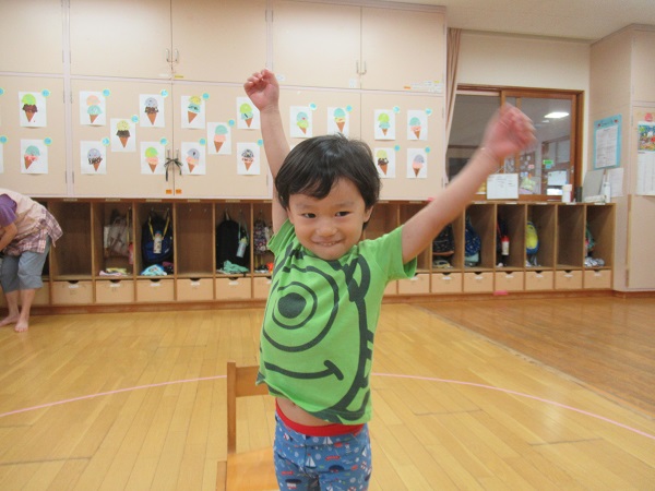 いす取りゲームで一番になった男の子