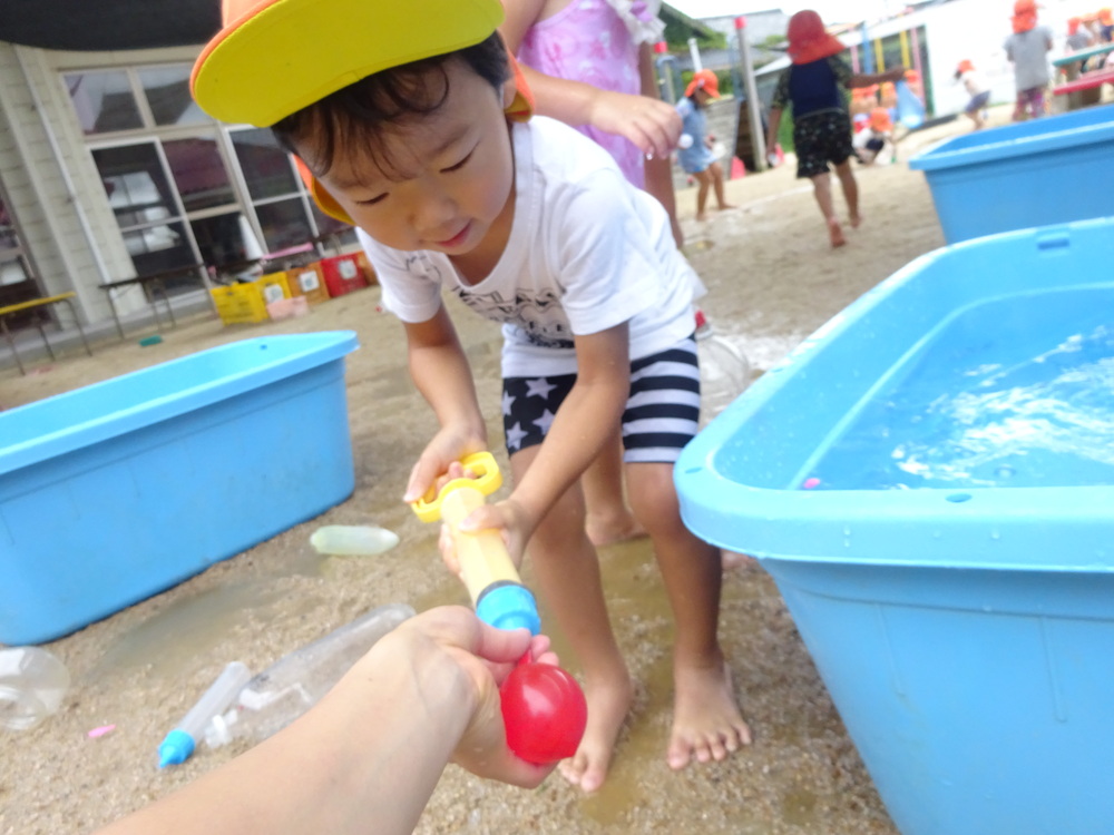 水風船を作る様子