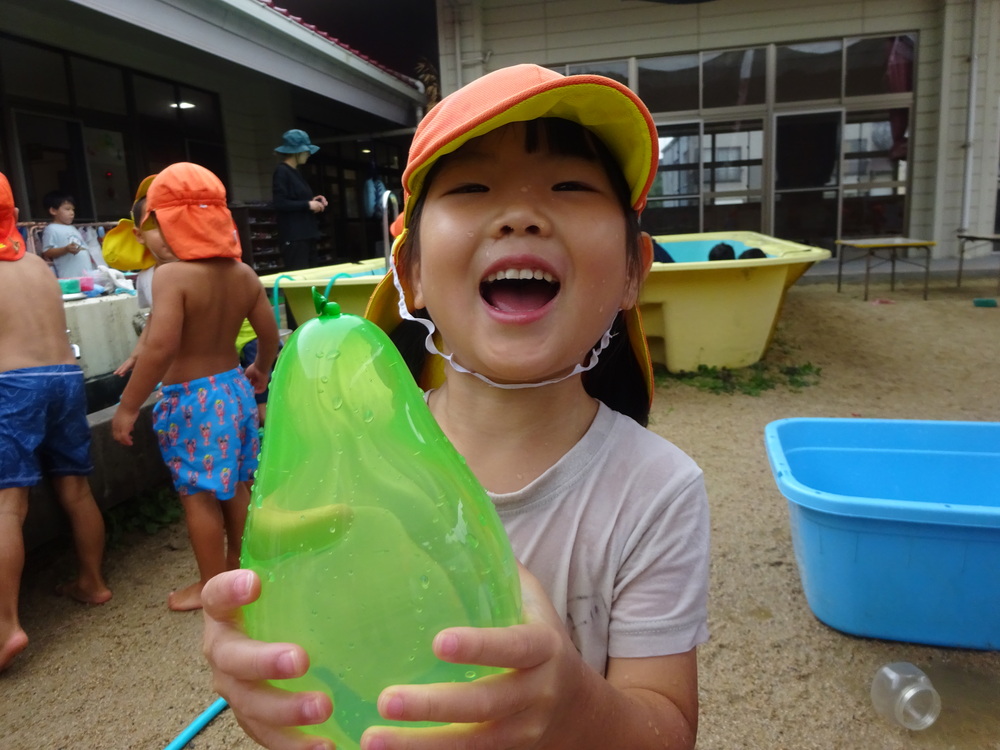 大きい水風船を作る様子