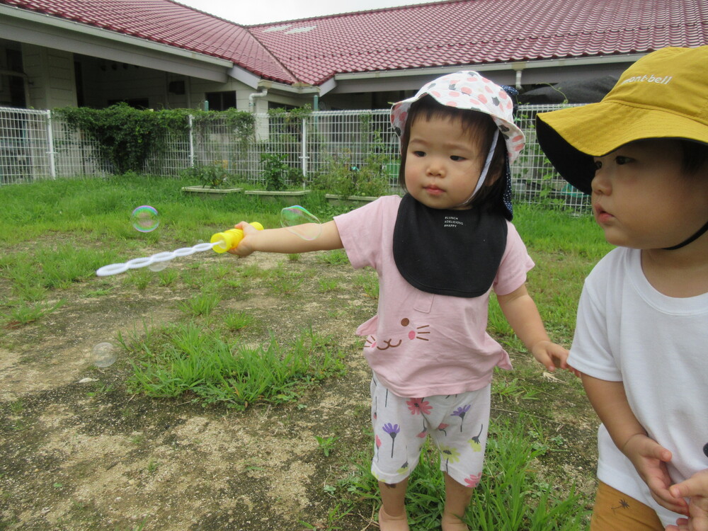 しゃぼん玉で遊ぶ