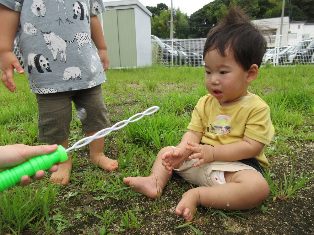 しゃぼん玉で遊ぶ