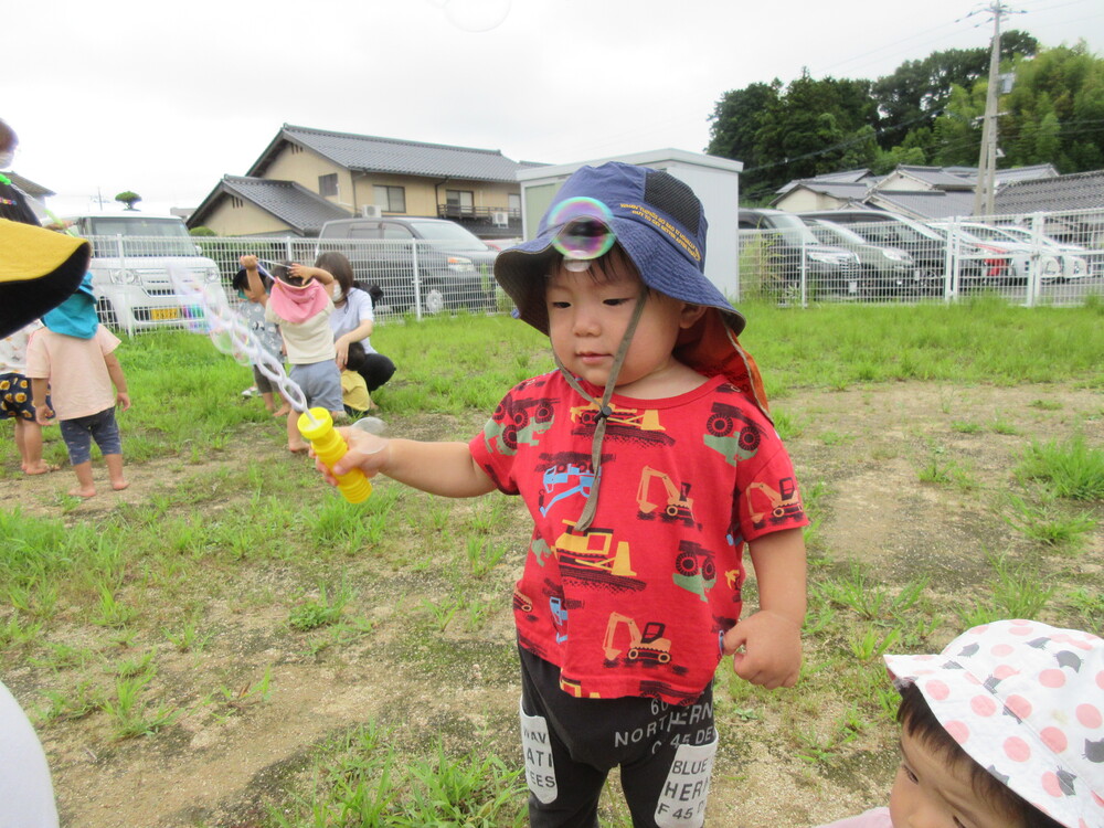 しゃぼん玉で遊ぶ