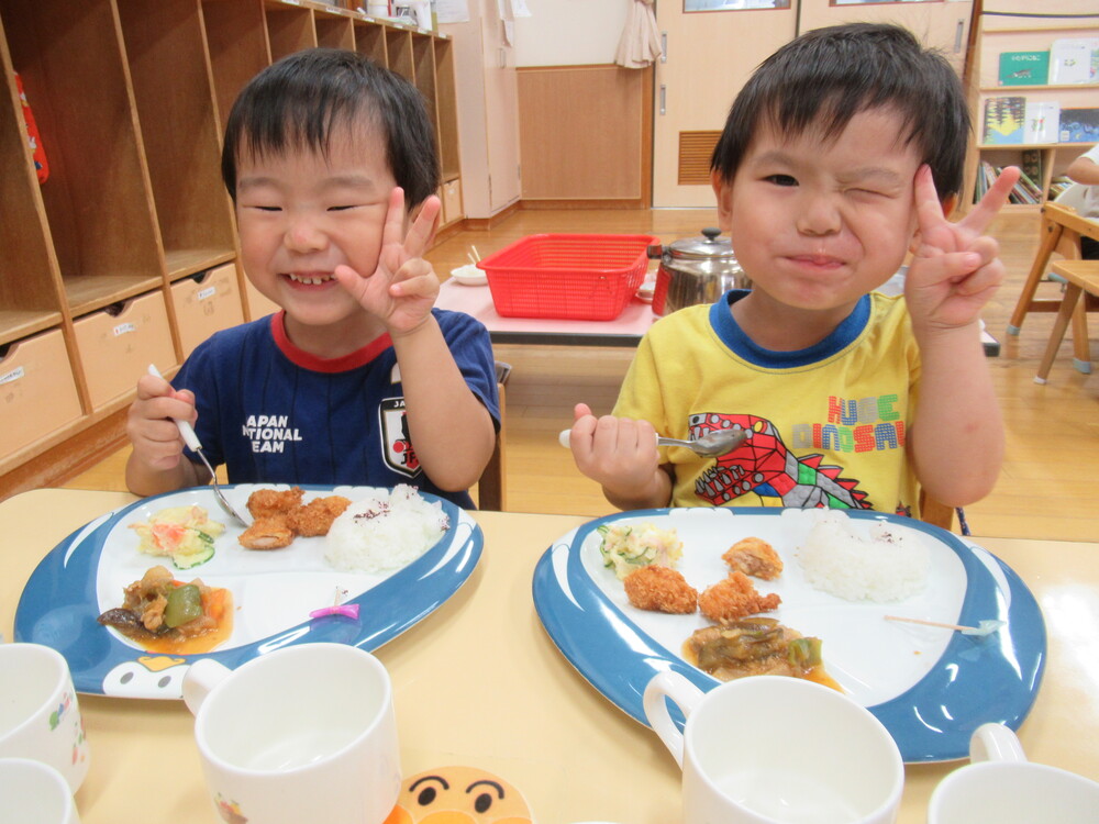 給食を食べている