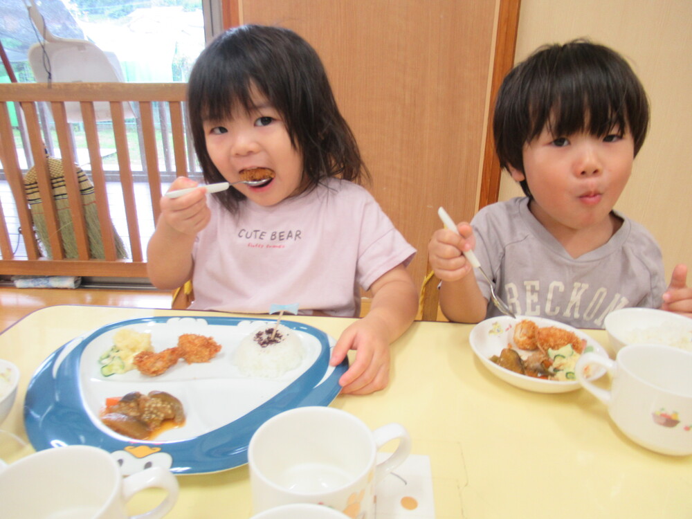 給食を食べている