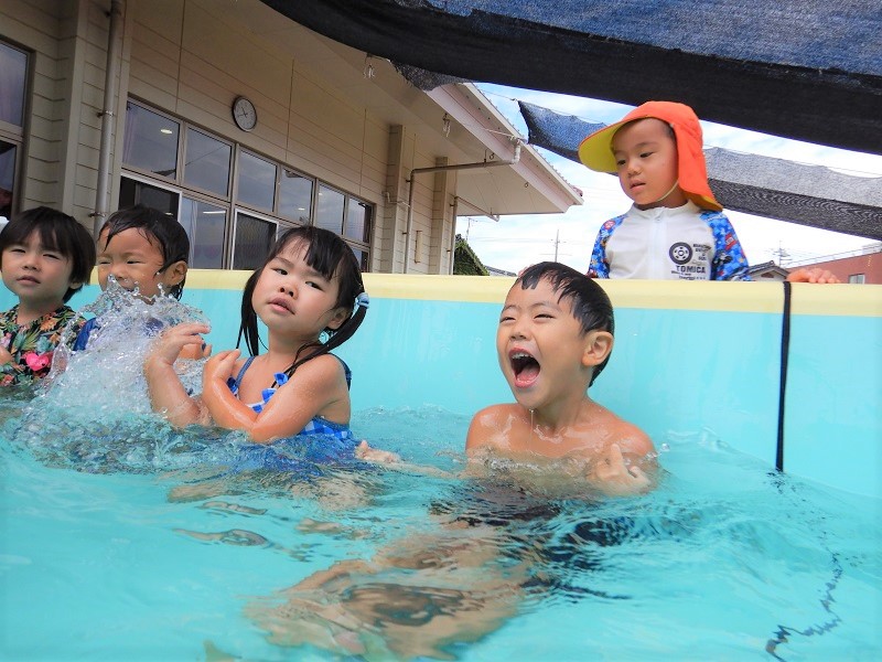 プールに入る子どもたち