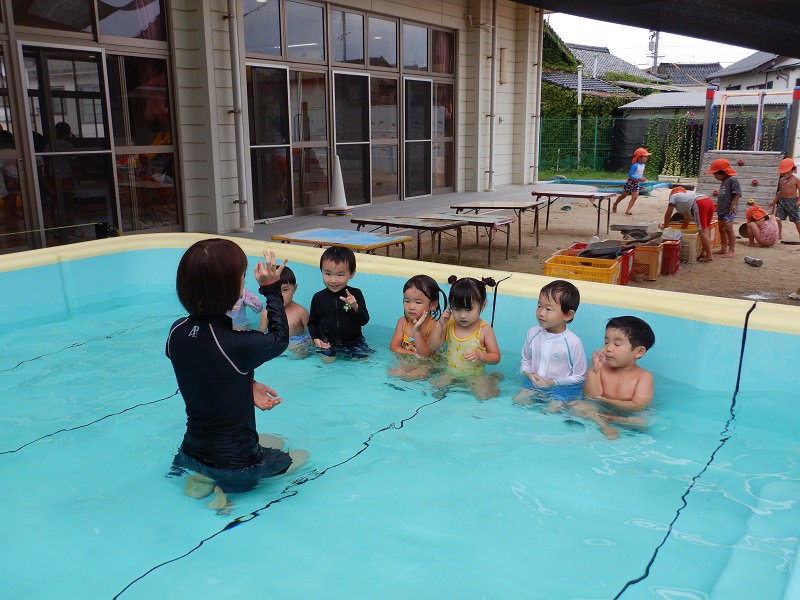 プールでお地蔵さんになる子どもたち