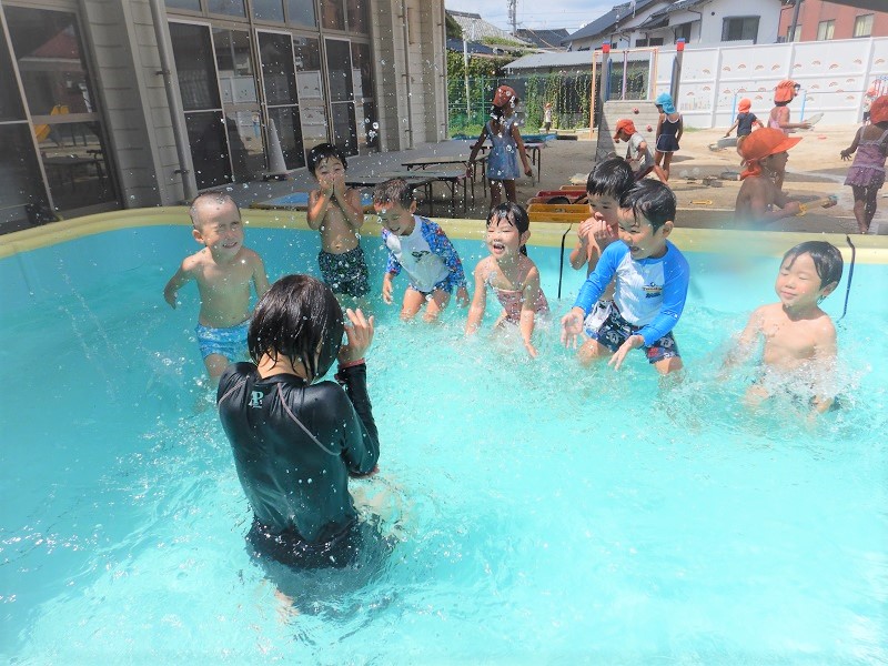 保育者に水をかける子どもたち