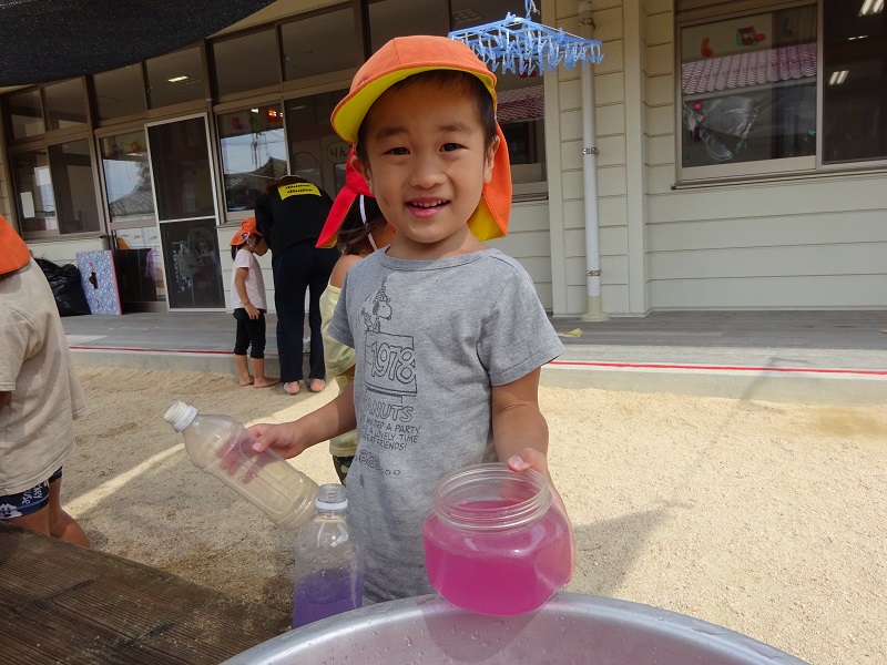 色水を見せる子どもたち