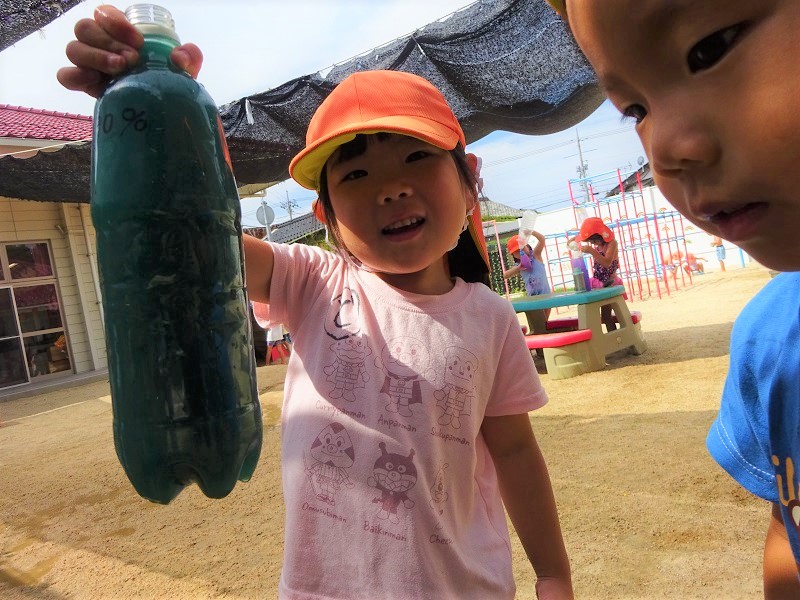 色水を見せる子ども