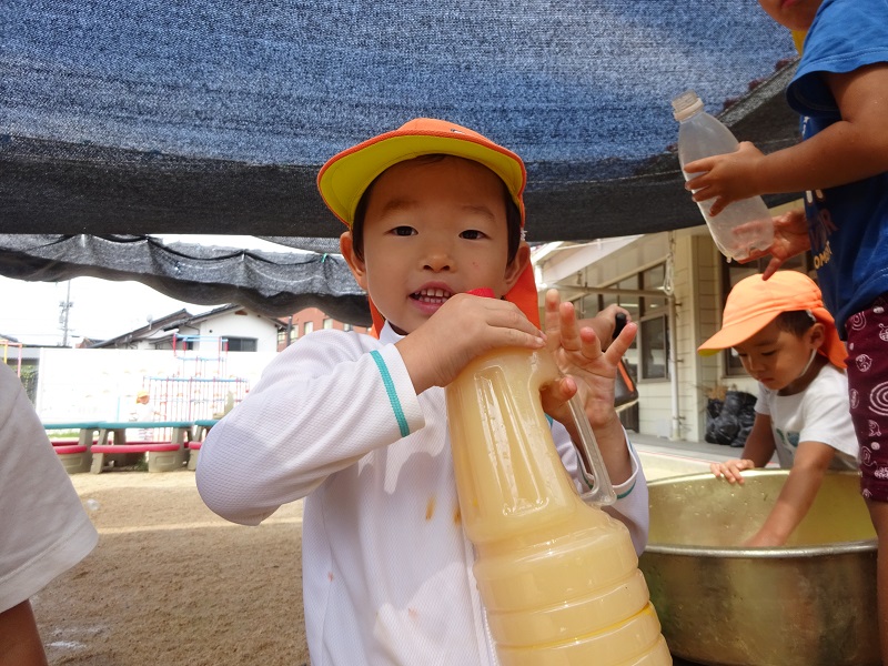 色水を見せる子ども