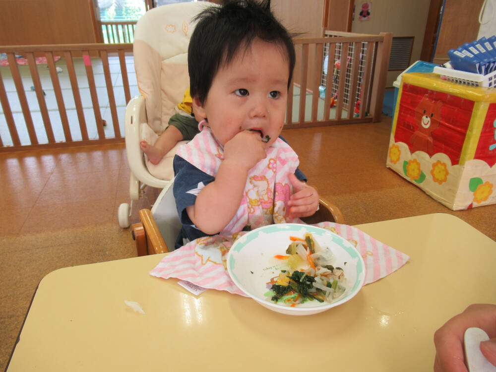 男の子が手掴み食べをする