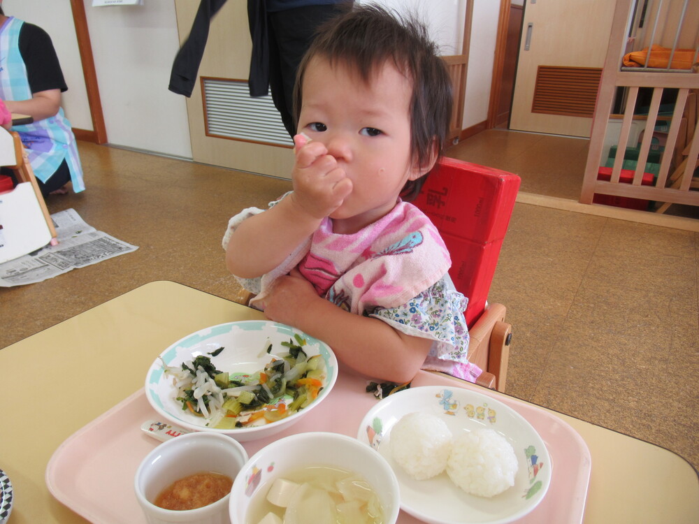 女の子が手掴み食べをする2