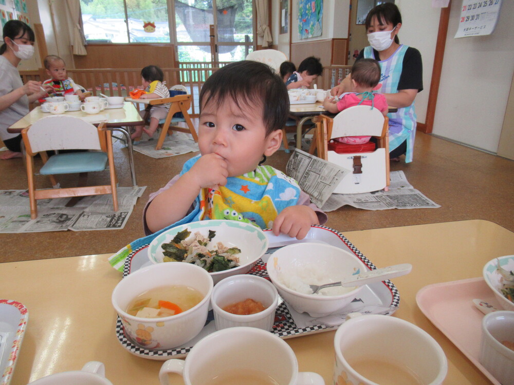 男の子が手掴み食べをする2