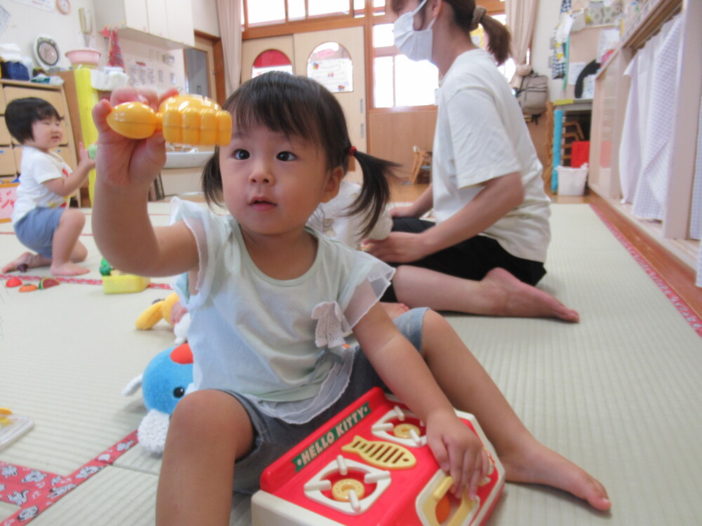部屋でおままごとをして遊ぶ女の子