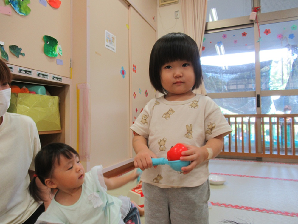 部屋でおままごとをする女の子