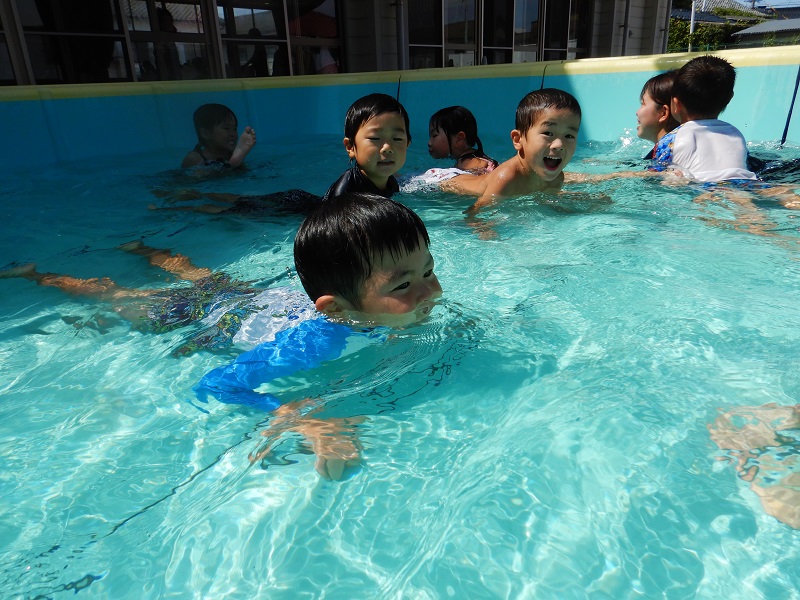 プールで遊ぶ子どもたち