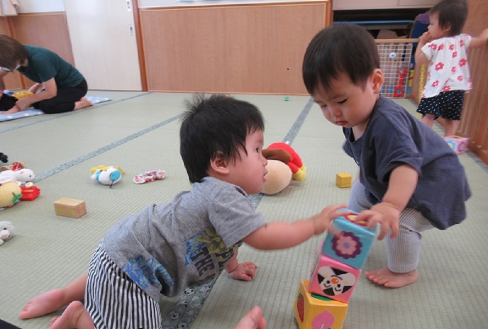 ブロックで遊ぶ男の子たち