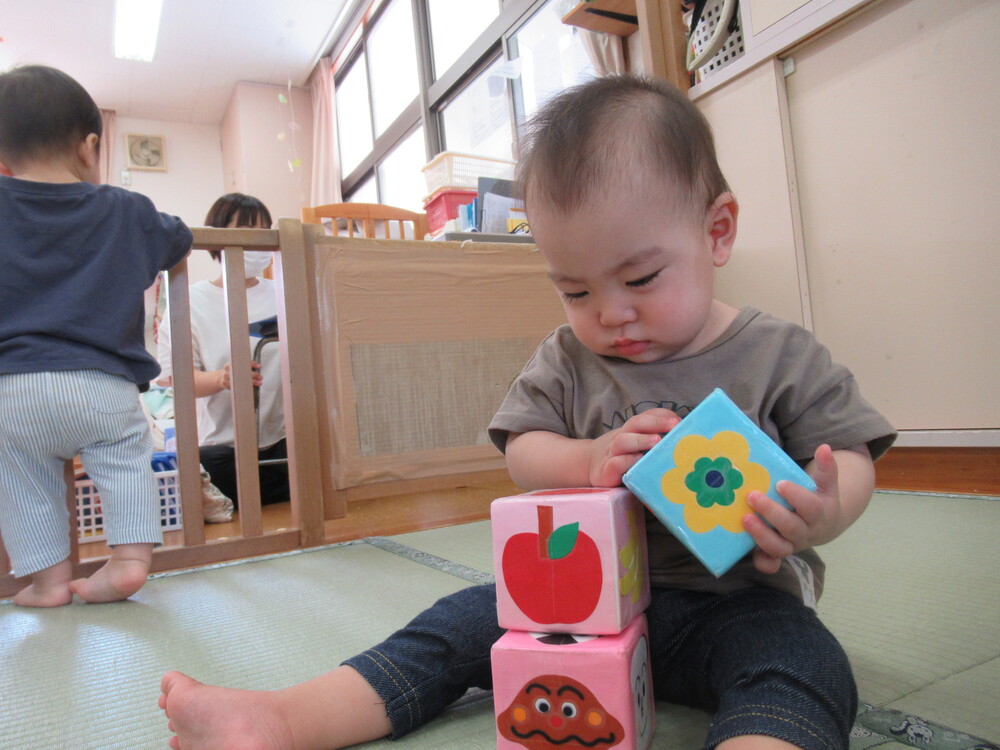 ブロックで遊ぶ女の子