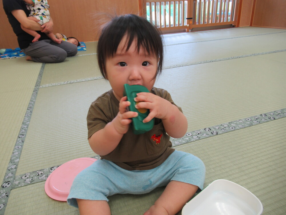 男の子がかぼちゃを食べる