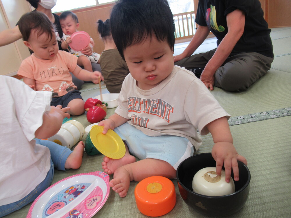 男の子が皿に野菜を入れる