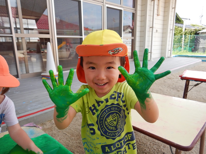 手を見せる子ども