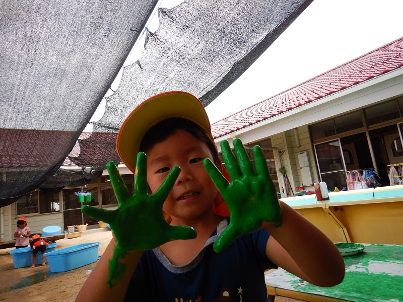 手を見せる子ども