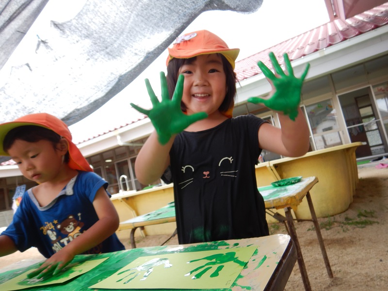 手を見せる子ども