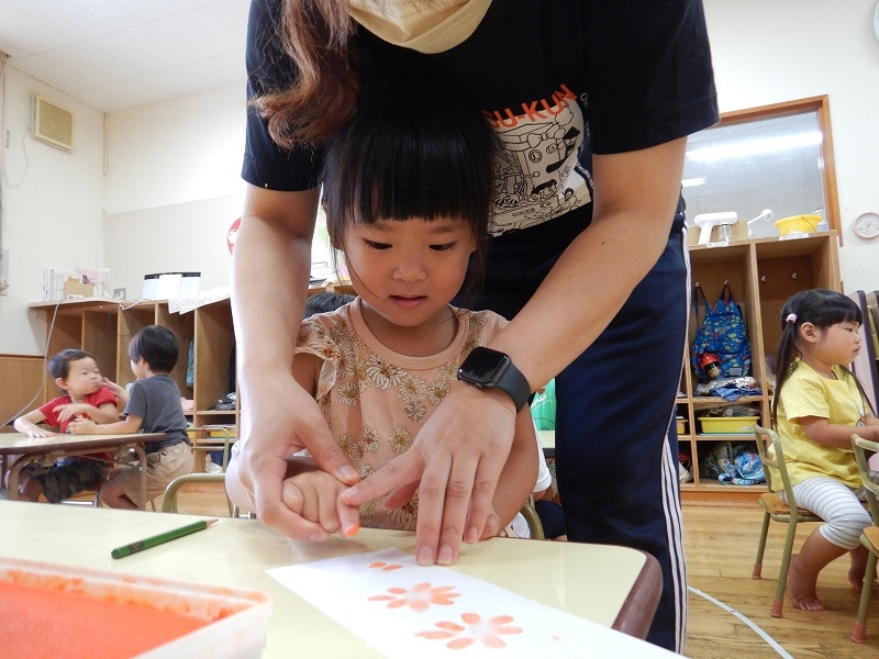 指スタンプをする子ども