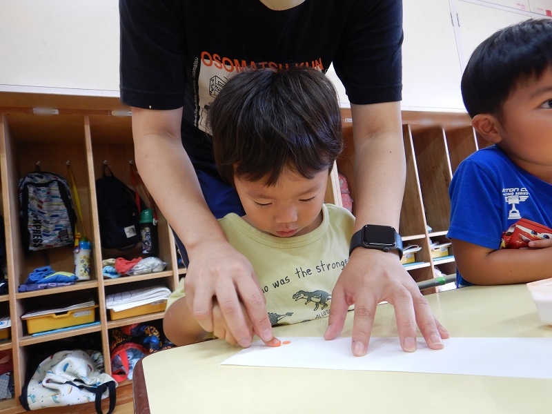 指スタンプをする子ども