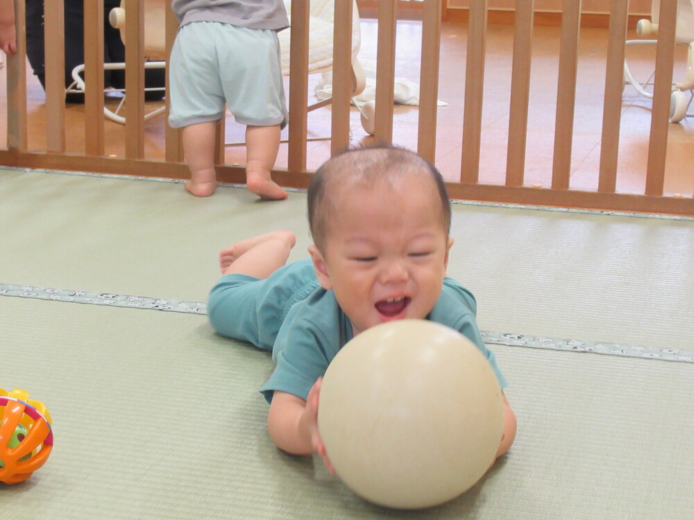 ボールで遊ぶ男の子