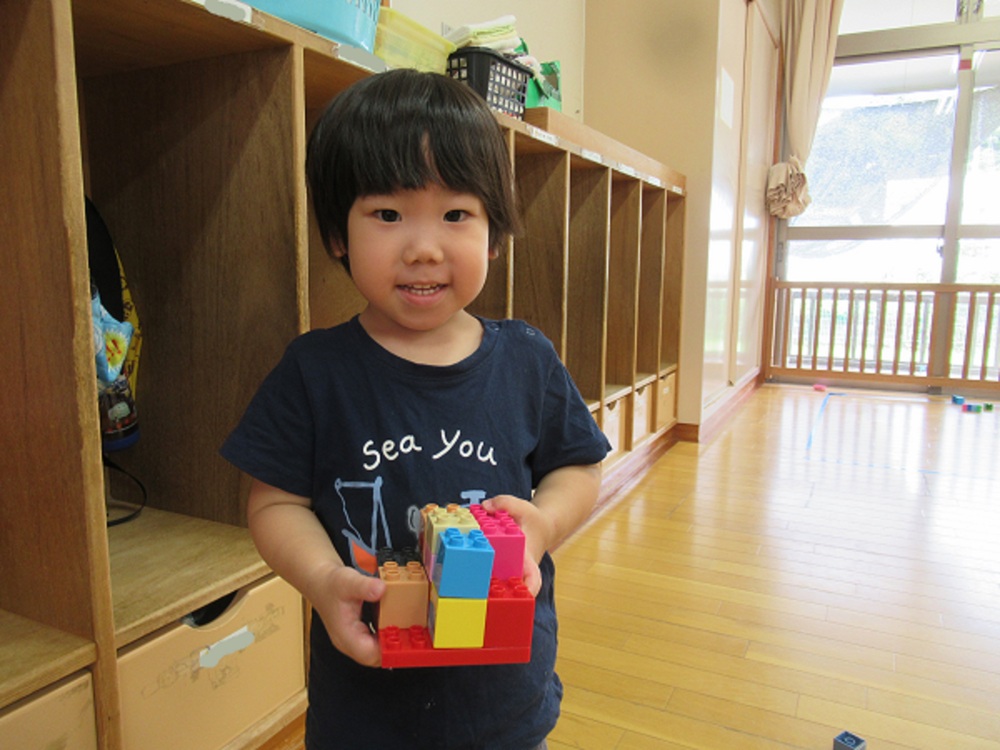 ブロックで遊ぶ男の子