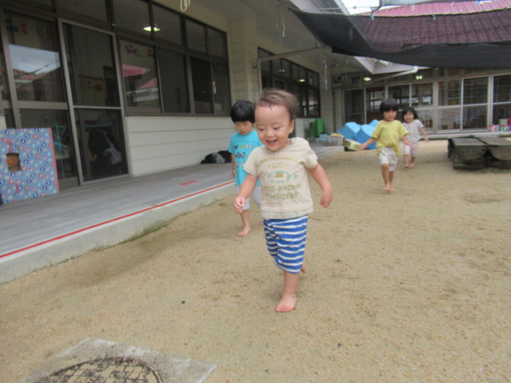 園庭で走っている