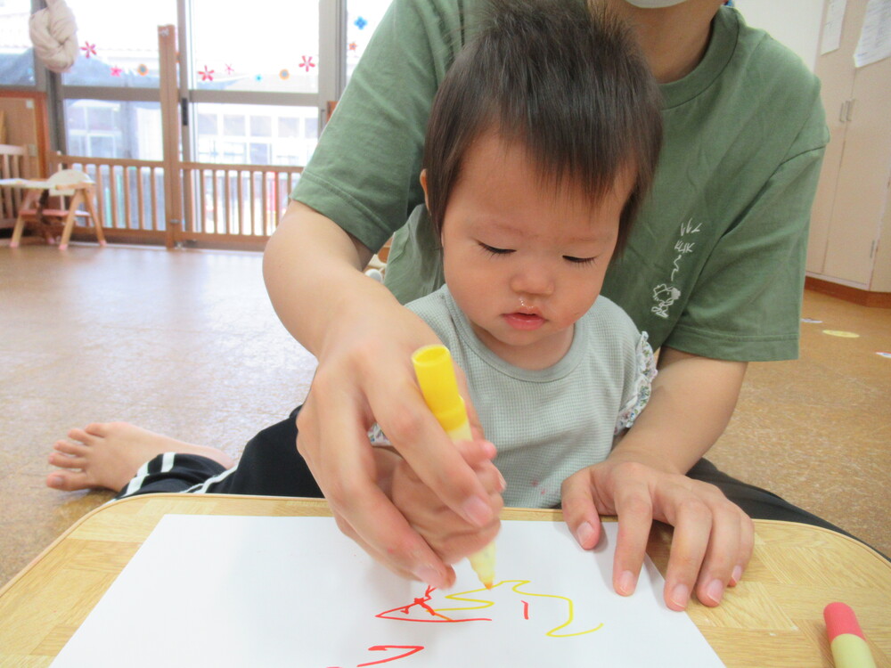 女の子がなぐり書きをする