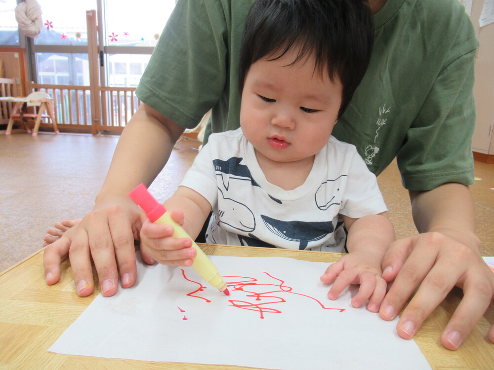 男の子がなぐり書きをする