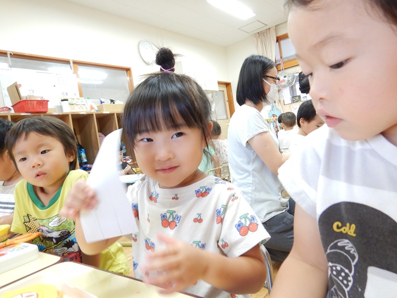 折り紙を選ぶ子どもたち