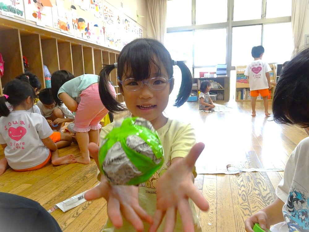 新聞紙でボールを作る様子