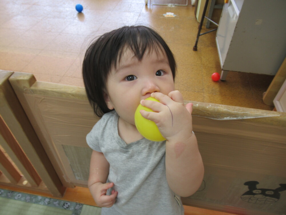 ボールで遊ぶ男の子