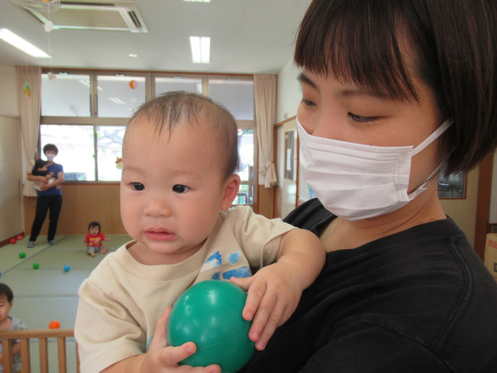 ボールで遊ぶ男の子