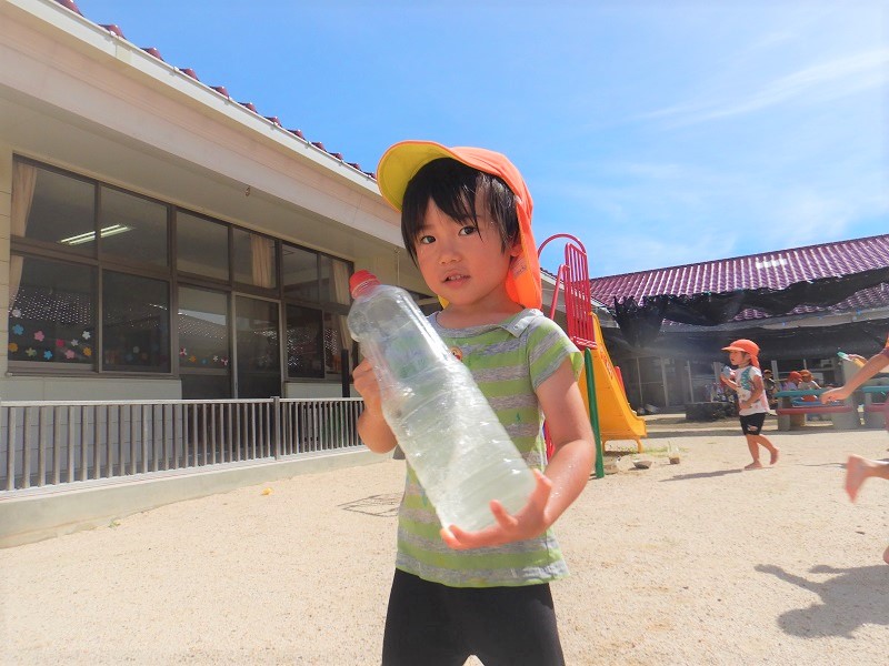 おままごとをする男の子