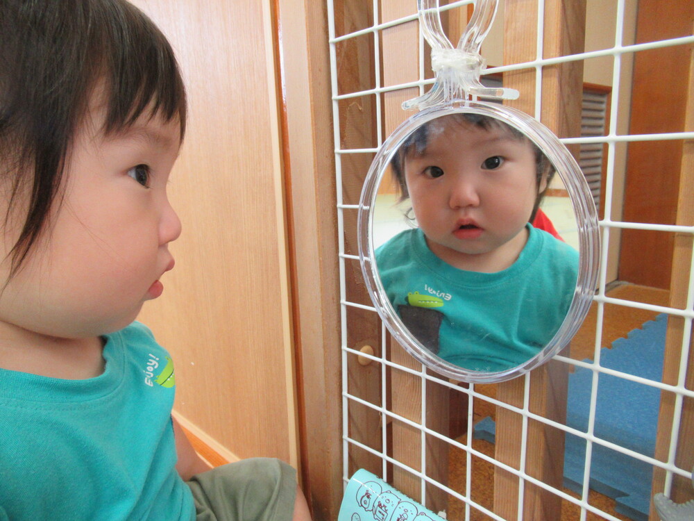 男の子が鏡を見る