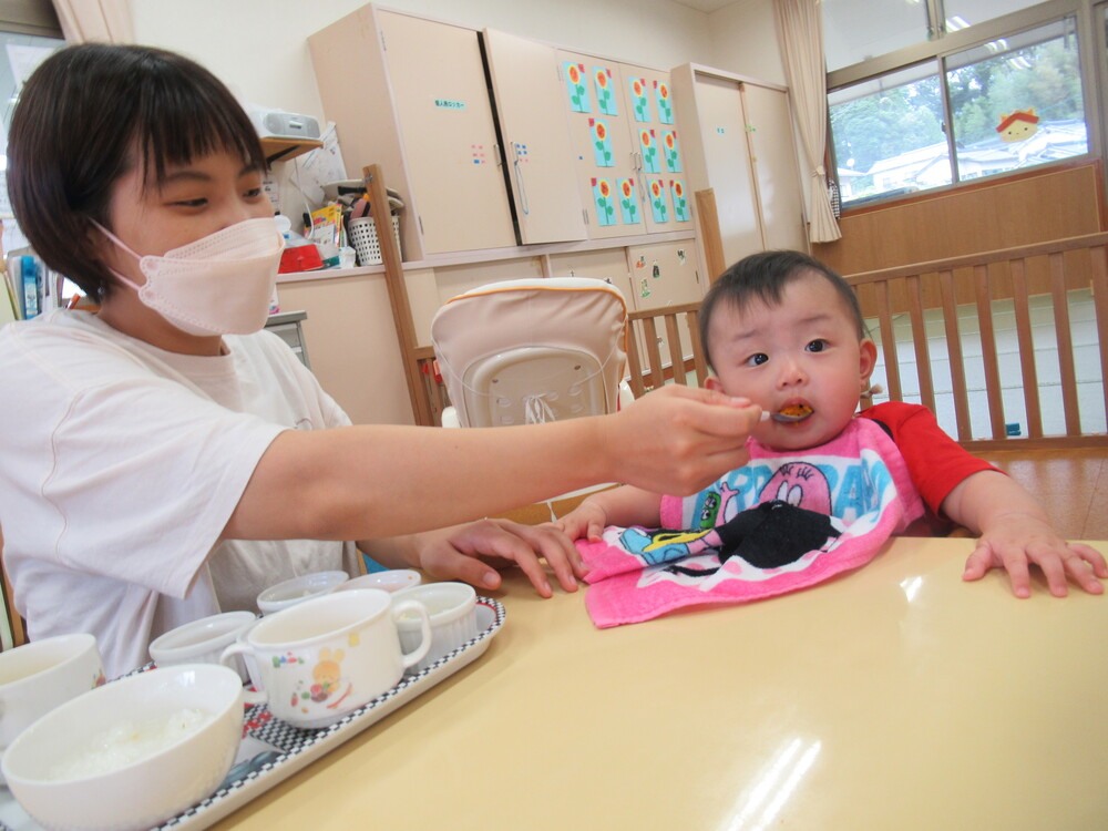 女の子がご飯を食べる